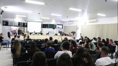 Cia de dança Expressão Corpo e Arte utiliza Tribuna Popular na Câmara de Vereadores