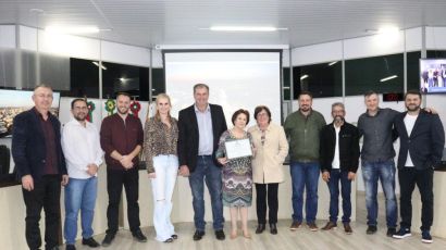 Legislativo entrega placa em homenagem a Ana Maria Modesti