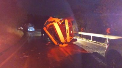 Caminhoneiro fica ferido em acidente da SC-480