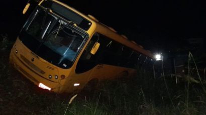 Ônibus colide em poste e deixa moradores sem energia