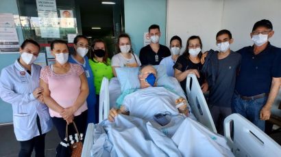 Paciente da UTI do HRSP recebeu a família na porta do hospital