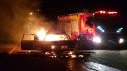 Veículo é consumido por incêndio, em Xanxerê