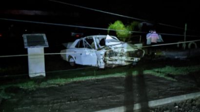 Condutor é arremessado do veículo após colidir em poste