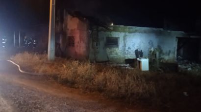 Casa é consumida por incêndio, em Vargeão