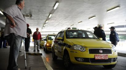 Auxílio para taxistas e caminhoneiros começa a ser pago em agosto