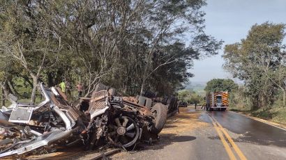 Capotamento na SC-480 deixa uma pessoa morta e outra gravemente ferida