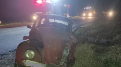 Condutor de Fusca fica gravemente ferido após colisão contra caminhão
