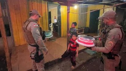 Polícia Militar entrega bolo de aniversário para meninos fãs da polícia
