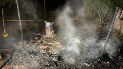 Casa de madeira é consumida por incêndio