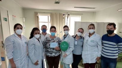 Aniversário Feliz: Colaboradores do HRSP parabenizam paciente