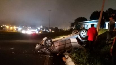 Idosa fica ferida após sofrer capotamento na BR-282