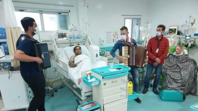 Vídeo: Pacientes da UTI comemoram Dia dos Pais com música