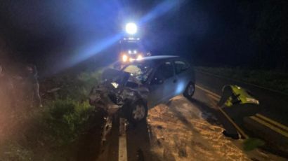 Colisão entre carro e trator deixa uma pessoa ferida