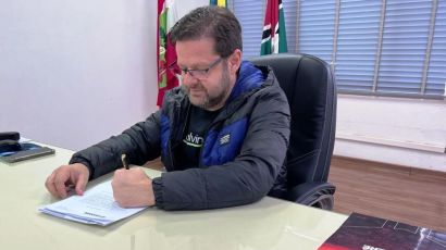 Assinada ordem de serviço para construção de quadra na EMEB Monteiro Lobato