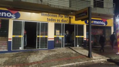 Bombeiros combatem incêndio em edificação comercial