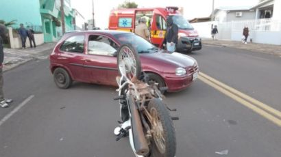Mulher fica ferida após colisão entre carro e moto em Xanxerê