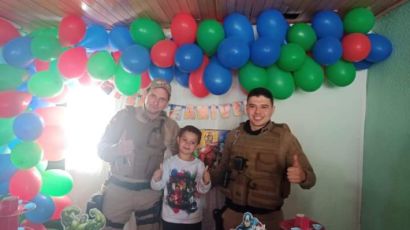 Policiais militares de Xanxerê fazem surpresa para criança em sua festa de aniversário