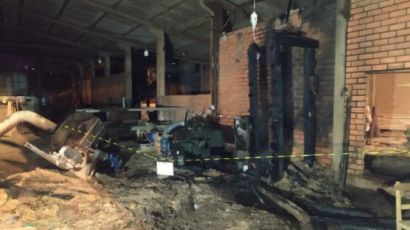 Bombeiros combatem incêndio em máquina industrial