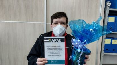 Colaborador do HRSP é homenageado pela Apae de Xanxerê