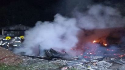 Residência de madeira é consumida por incêndio