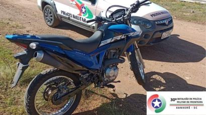 Motocicleta com registro de furto é recuperada em terreno baldio