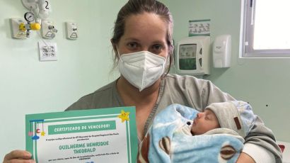 Bebê prematuro recebe alta da UTI Neonatal e Certificado de Vencedor