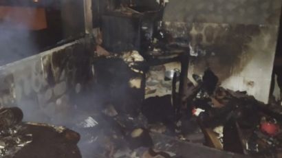 Bombeiros combatem incêndio em residência