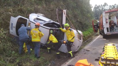 Mulher fica ferida após capotamento na SC-155, em Xanxerê