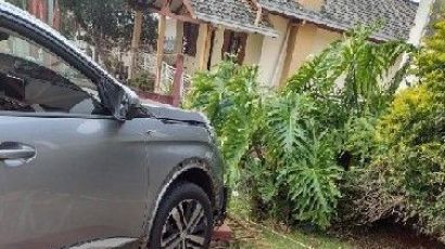 Veículo colide em muro de residência após acidente de trânsito, em Xanxerê