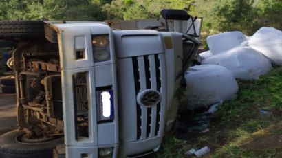 Tombamento deixa duas pessoas feridas em Ponte Serrada