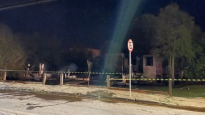 Casa de madeira é consumida por incêndio