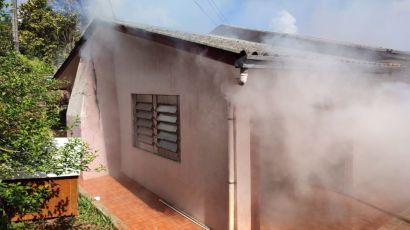 Bombeiros combatem incêndio em residência no município de Xaxim