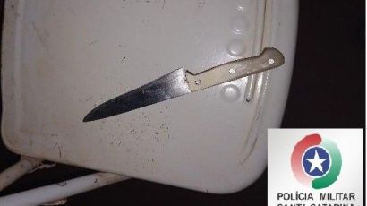 Homem é preso após ameaçar enteada com uma faca