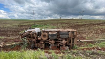 Capotamento de caminhão é registrado na BR-282, em Xanxerê