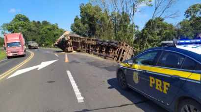 Carreta tomba na BR-282 entre Xanxerê e Xaxim