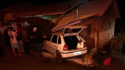 Mulher fica gravemente ferida após carro colidir em residência