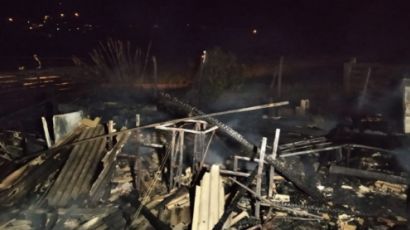 Duas residências de madeira são atingidas por incêndio
