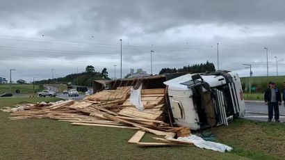 Tombamento de carreta é registrado na BR-282 em Xanxerê