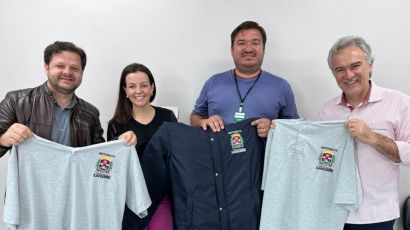 Secretaria de Saúde faz entrega de uniformes aos motoristas