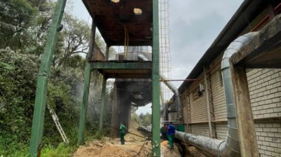 Bombeiros combatem incêndio em serraria na BR-282 em Vargeão