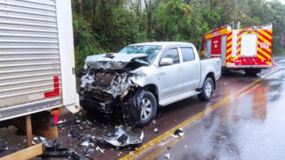 Colisão entre caminhonete e caminhão é registrada em Ponte Serrada