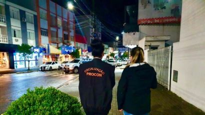 Procon de Xanxerê realiza operação noturna para fiscalização de vitrines