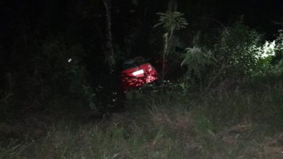 Homem fica gravemente ferido após veículo cair em ribanceira nas margens da BR-282