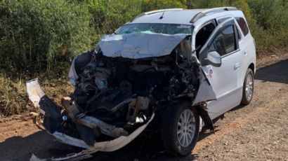 Colisão entre carro e caminhão deixa duas pessoas feridas em Faxinal dos Guedes