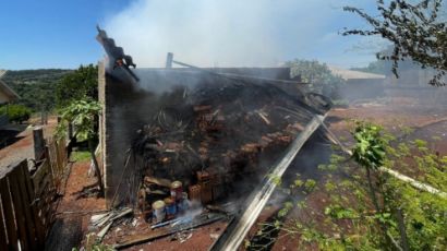 Residência no interior de Xanxerê é consumida por incêndio