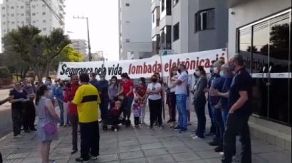 Moradores da Avenida La Salle realizam manifestação por redutor de velocidade