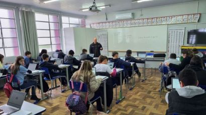 Alunos da EMEB Aparecida fazem uso de Chromebooks em sala de aula