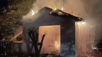 Escola abandonada no interior de Xanxerê é consumida por incêndio