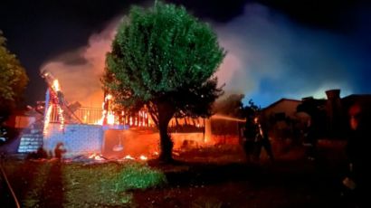 Bombeiros combatem incêndio em residência no bairro João Winckler