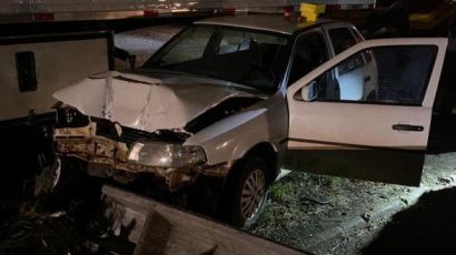 Idoso fica ferido após colidir veículo contra poste